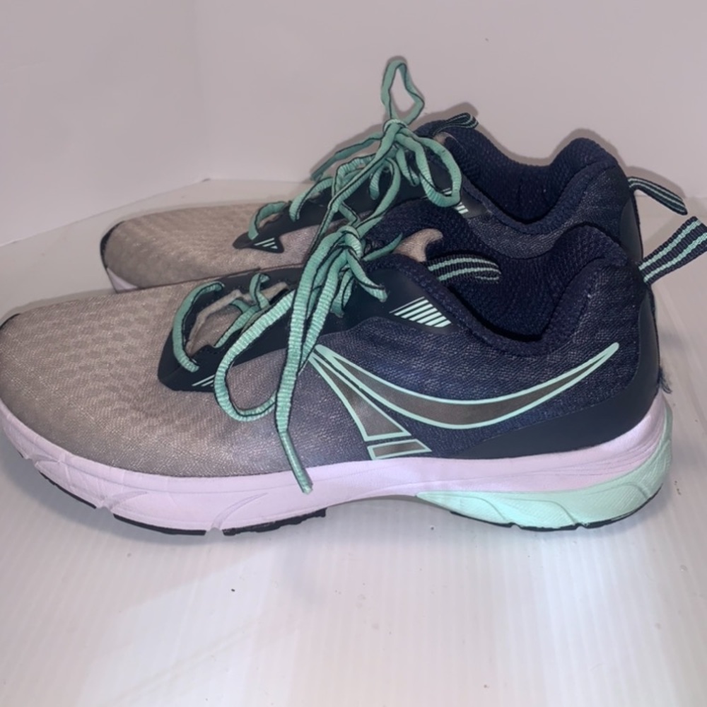 Women’s Sneakers Size 7.5